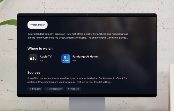 Copilot من Microsoft. يظهر منظر كامل للشاشة. تعرض الشاشة أيقونة ميكروفون وعبارة "ما المحتوى الذي تسمح لك حالتك المزاجية بمشاهدته؟" يظهر إصبع وهو يضغط على زر الميكروفون. يقول أحدهم: "مرحباً، Copilot! أنا في حالة مزاجية تسمح لي بمشاهدة عرض تلفزيوني رومانسيّ ممتع، فهل لديك أيّ اقتراحات؟" تعرض الشاشة محتويات متنوعة تتراوح ما بين الرومانسية والكوميديا والحوار الطريف. تعرض صفحة التفاصيل ملخصاً للمحتوى وقسماً يوضح المكان الذي يمكنك مشاهدة المحتوى فيه. 