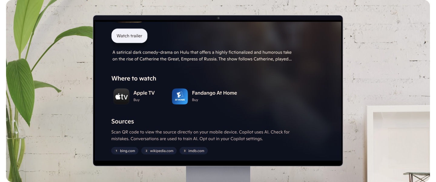 Copilot من Microsoft. يظهر منظر كامل للشاشة. تعرض الشاشة أيقونة ميكروفون وعبارة "ما المحتوى الذي تسمح لك حالتك المزاجية بمشاهدته؟" يظهر إصبع وهو يضغط على زر الميكروفون. يقول أحدهم: "مرحباً، Copilot! أنا في حالة مزاجية تسمح لي بمشاهدة عرض تلفزيوني رومانسيّ ممتع، فهل لديك أيّ اقتراحات؟" تعرض الشاشة محتويات متنوعة تتراوح ما بين الرومانسية والكوميديا والحوار الطريف. تعرض صفحة التفاصيل ملخصاً للمحتوى وقسماً يوضح المكان الذي يمكنك مشاهدة المحتوى فيه. 
