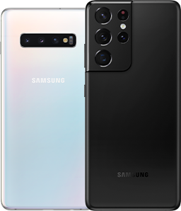 هاتف Galaxy S10 Plus باللون الأبيض بجوار هاتف Galaxy S21 Ultra 5G باللون الأسود الداكن، وكلاهما مرئي من الخلف.