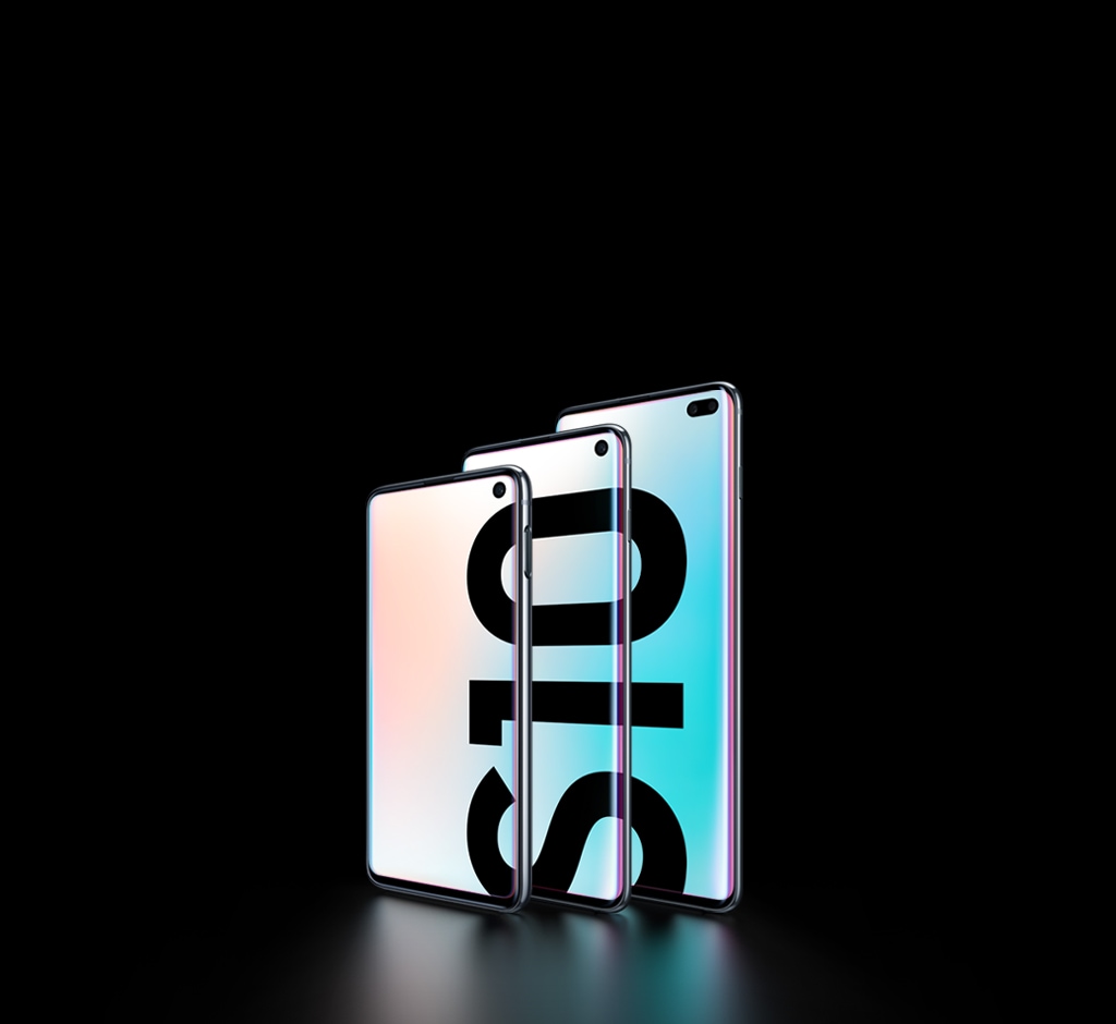 ثلاثة أحجام من هاتف Galaxy S10 Plus مرئية في مواجهة الناحية اليسرى بزاوية، وتظهر كلمة S10 مكتوبةً على الشاشات الثلاثة. هاتف Galaxy S10e في الأمام، وهاتف S10 في المنتصف، وهاتف S10 Plus في الخلف.