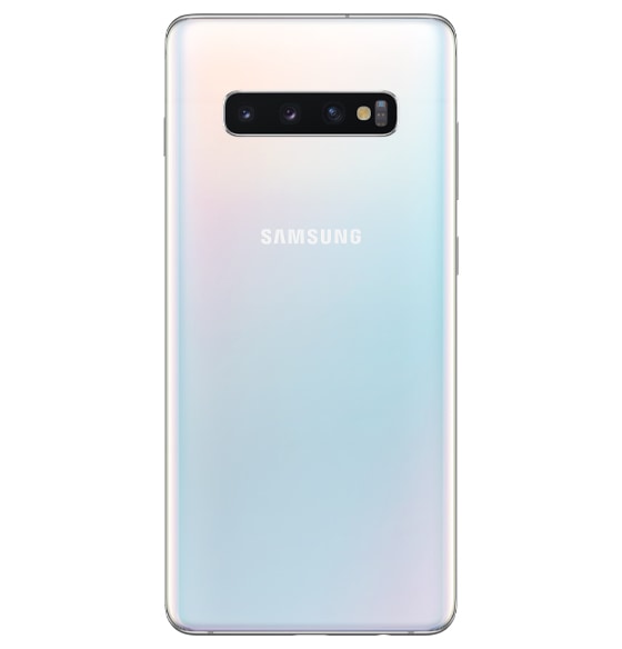 هاتف Galaxy S10 Plus باللون الأبيض مرئي من الجهة الخلفية لعرض الكاميرا الخلفية وشعار سامسونج أدناه.