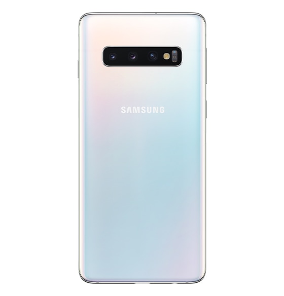 هاتف Galaxy S10 باللون الأبيض مرئي من الجهة الخلفية لعرض الكاميرا الخلفية وشعار سامسونج أدناه.