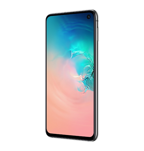 هاتف Galaxy S10e باللون الأبيض ملتفت نحو جانب زر التشغيل، ومرئي من الجهة الأمامية.