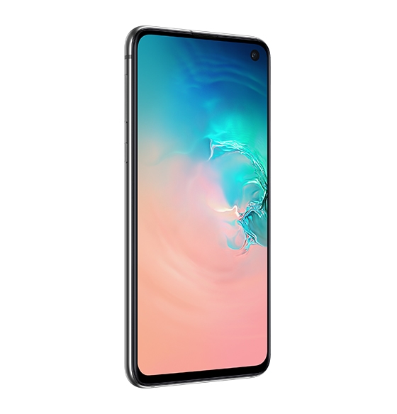 هاتف Galaxy S10e باللون الأبيض ملتفت نحو جانب زر التحكم في الصوت، ومرئي من الجهة الأمامية.