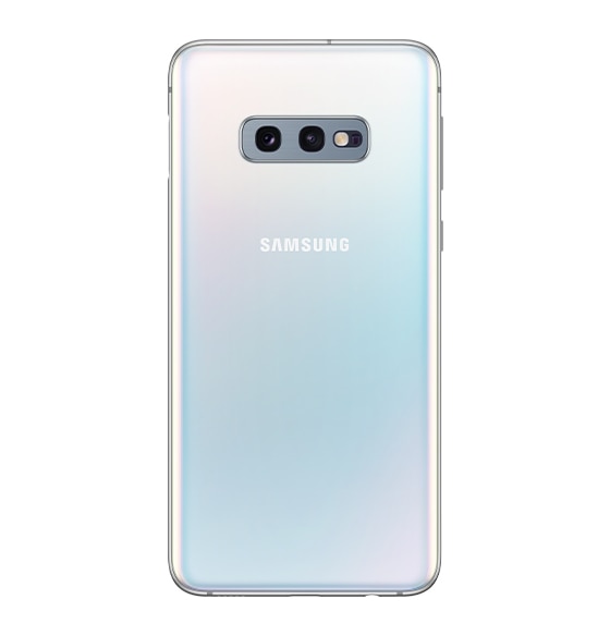 هاتف Galaxy S10e باللون الأبيض مرئي من الجهة الخلفية لعرض الكاميرا الخلفية وشعار سامسونج أدناه.