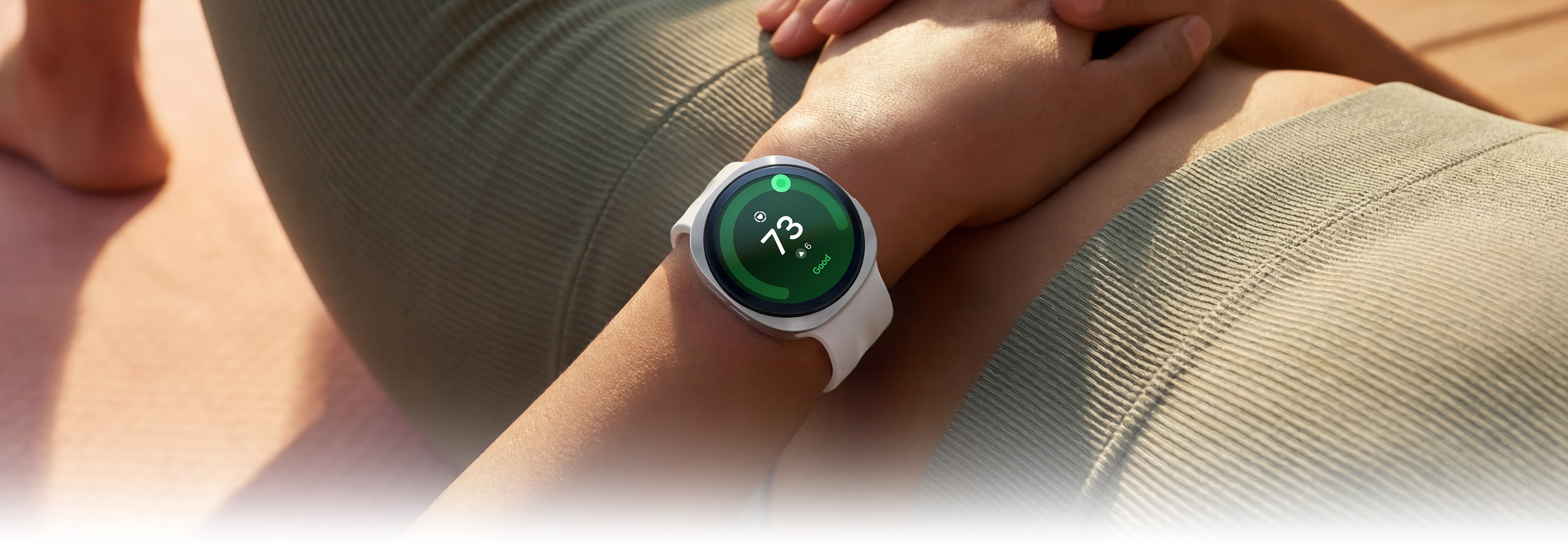 Ant nugaros gulintis žmogus ant riešo dėvi Sidabro spalvos „Galaxy Watch9“ su kremine sportine apyranke, o laikrodžio ekrane rodomas 73 širdies sveikatos balas, demonstruojant „Galaxy Watch9“ širdies sveikatos stebėjimo galimybes.