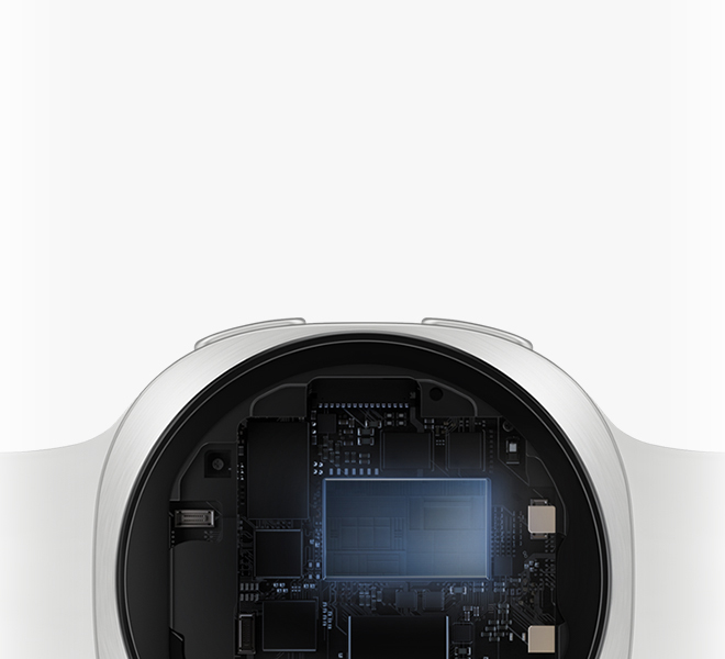 Kreminės spalvos „Galaxy Watch9“ su kremine sportine apyranke korpuso vidaus vaizdas iš arti, parodant spartesnį veikimą ir greitą atsaką kasdien atliekant kelias užduotis su įvairiomis laikrodžio programėlėmis ir stebint treniruotes.