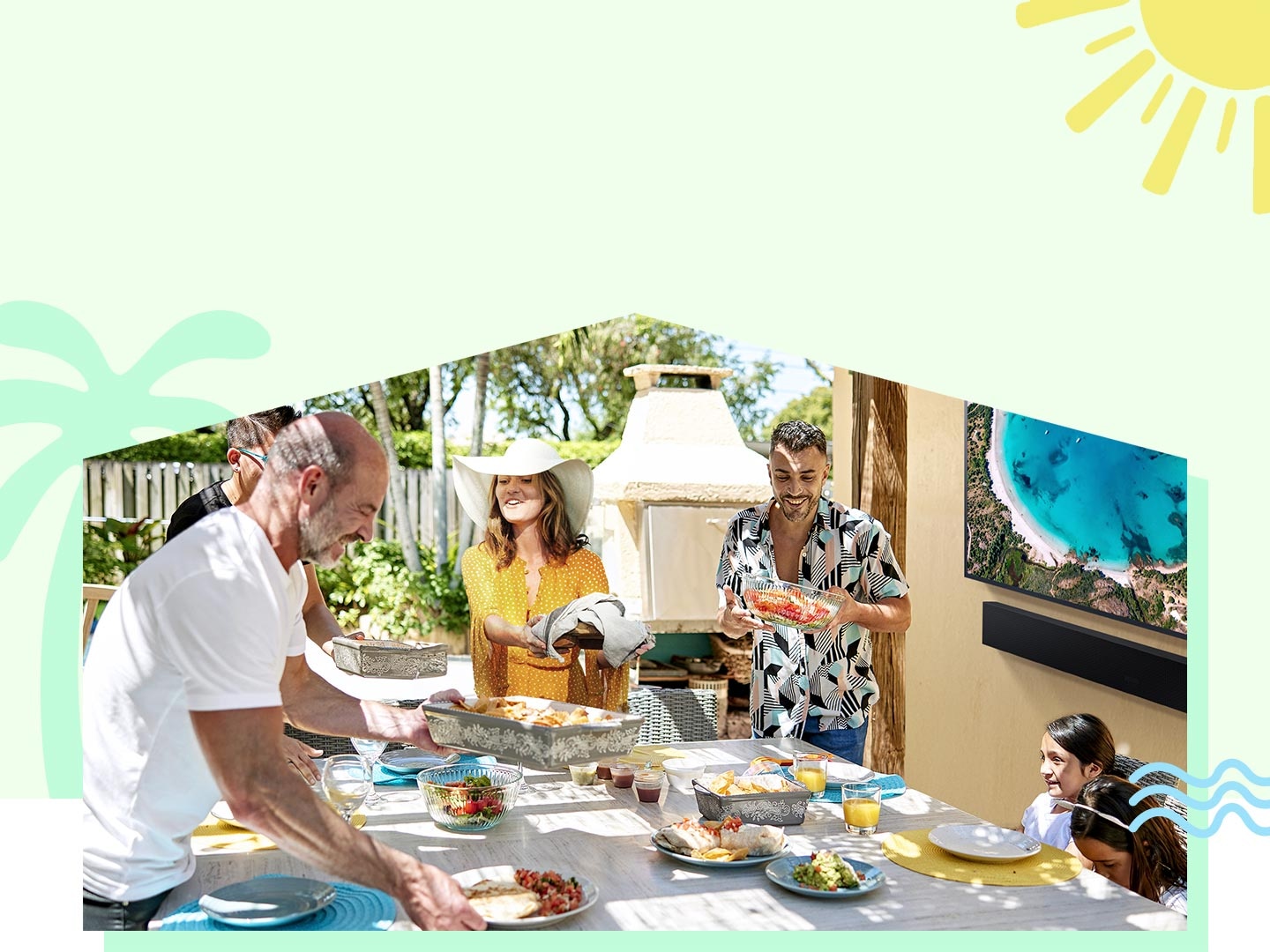 Членови од семејство уживаат во летното време и поставуваат маса со храна под голем павилјон во дворот. The Terrace и Soundbar пуштаат забавно видео во позадината.