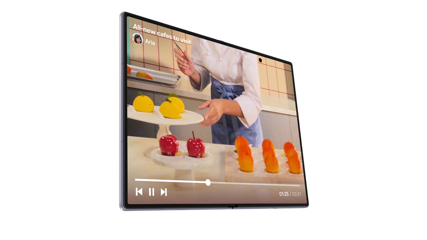 Ягаан өнгийн эвхэгдсэн Galaxy Z Fold8-ыг нүүр дэлгэцээр нь харуулсан байна. Хар өнгийн нүүр дэлгэц нь тодорч, бялууны дэлгүүрүүдийн талаарх сошиал медиа постыг харуулна. Нүүр дэлгэц дээр бялууны шинэ зураг гарч ирнэ. Galaxy Z Fold8-ийн дэлгэгдэж байгааг ойроос харуулах ба дотор талын өргөн дэлгэц дээр бялууны бас нэг шинэ зураг харагдана.