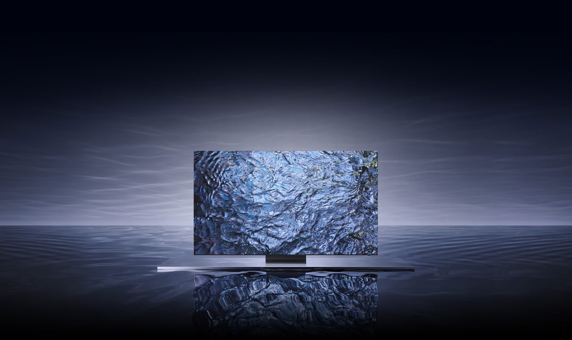 Новейший телевизор Samsung Neo QLED 2023 года стоит на поверхности, напоминающей воду.