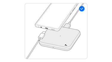  Телефон Galaxy с беспроводным зарядным устройством и USB-кабелем для зарядки.