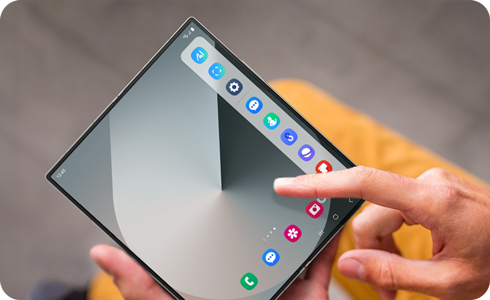 Bildschirm eines Galaxy Fold mit geöffnetem Seiten-Paneel.