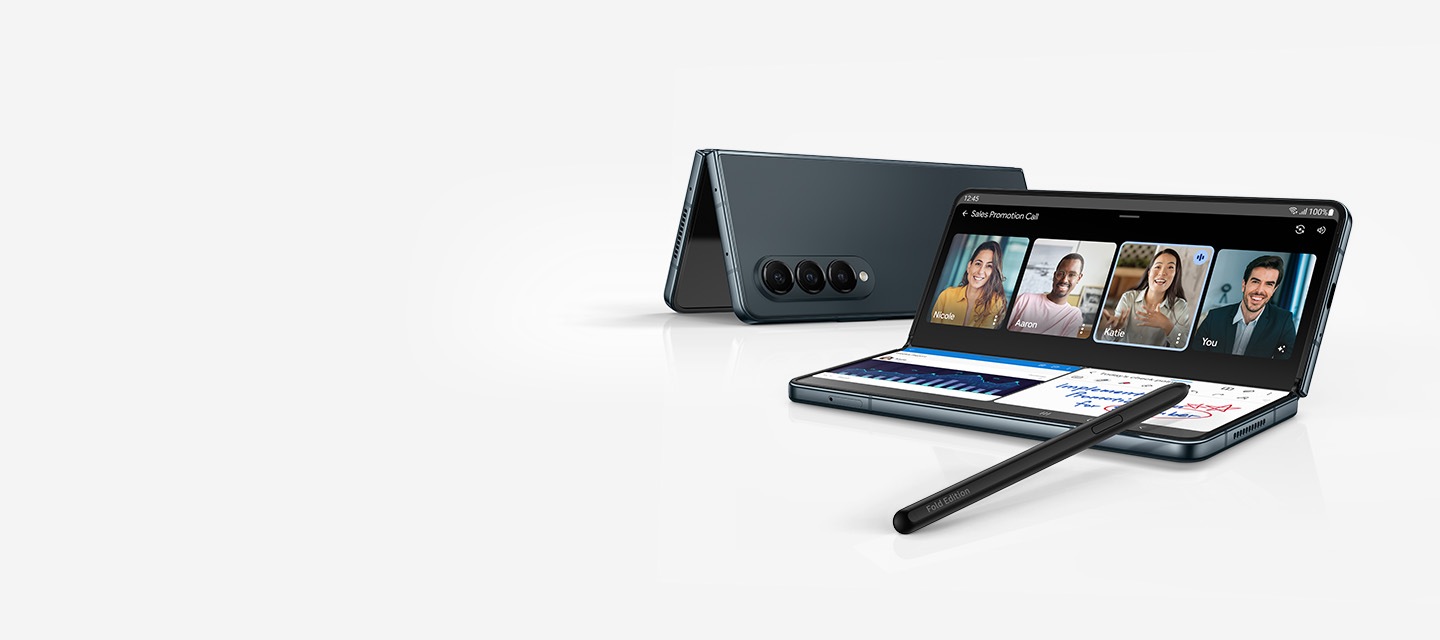 El Galaxy Z Fold4 en Verdegrisáceo se despliega en un ángulo obtuso en modo Flex. En la parte superior de la pantalla principal, se puede ver una videollamada con cuatro participantes. La parte inferior de la pantalla principal tiene dos ventanas de la aplicación que comparten la pantalla. Una S Pen Fold Edition se apoya en la parte inferior del dispositivo. Otro Galaxy Z Fold4 en Verdegrisáceo se ve abierto a un ángulo agudo y parado como una carpa y en un ángulo que muestra las cámaras traseras.
