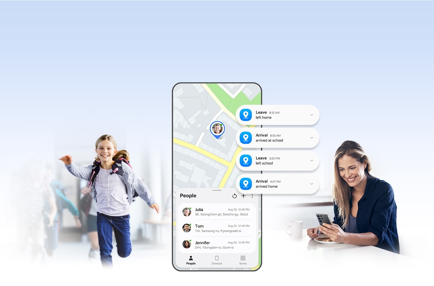 A la izquierda, se muestra un niño; a la derecha, una mujer mira un teléfono. En el centro, en la pantalla de un teléfono inteligente Galaxy se muestra la ubicación del niño en el mapa dentro de la pestaña Personas de Samsung Find. Las notificaciones de la ubicación del niño se muestran al costado, e indican cuándo el niño sale de casa, llega a la escuela, sale de la escuela y llega a casa.