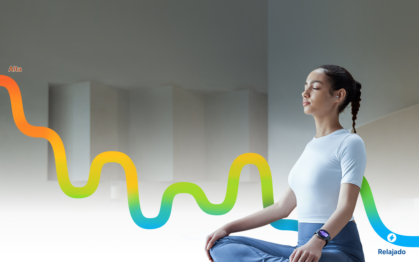 La persona está meditando con Galaxy Buds3 Pro en el oído. El gráfico está arriba a la izquierda y fluye hacia abajo a la derecha, mientras que muestra fluctuaciones. A la izquierda se encuentra el texto Alto. A la derecha se encuentra el ícono de la función Estrés y el texto Relajado.