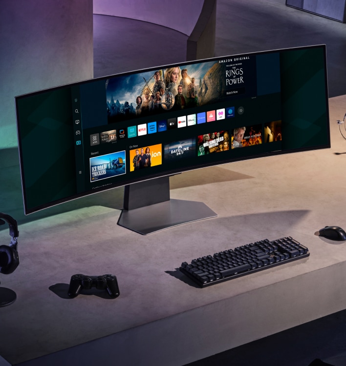 En un escritorio hay un monitor con varias aplicaciones de streaming en pantalla.