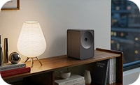 Altavoz LS70H en un estante de madera