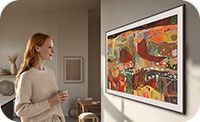 Una mujer disfruta del arte en The Frame