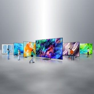Varias personas observan una exhibición de la línea Samsung TV 2026, que incluye Micro RGB, Neo QLED, OLED, Mini LED, Crystal UHD y The Frame.