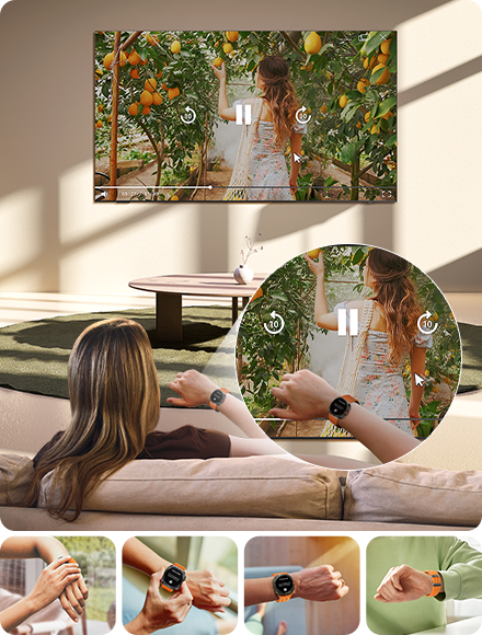 Una mujer controla la TV con su Galaxy Watch. Cuatro tomas diferentes muestran cómo se pueden usar los gestos universales del Galaxy Watch.