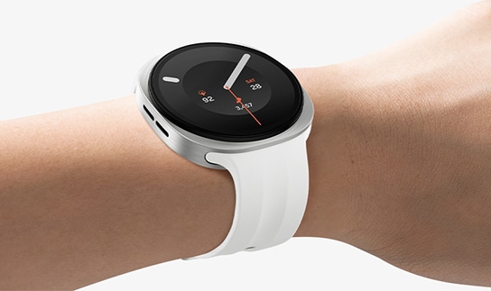 A person wearing a Galaxy Watch9 in Cream with a cream Sport Band, showcasing the light and comfortable design and fit of the watch.