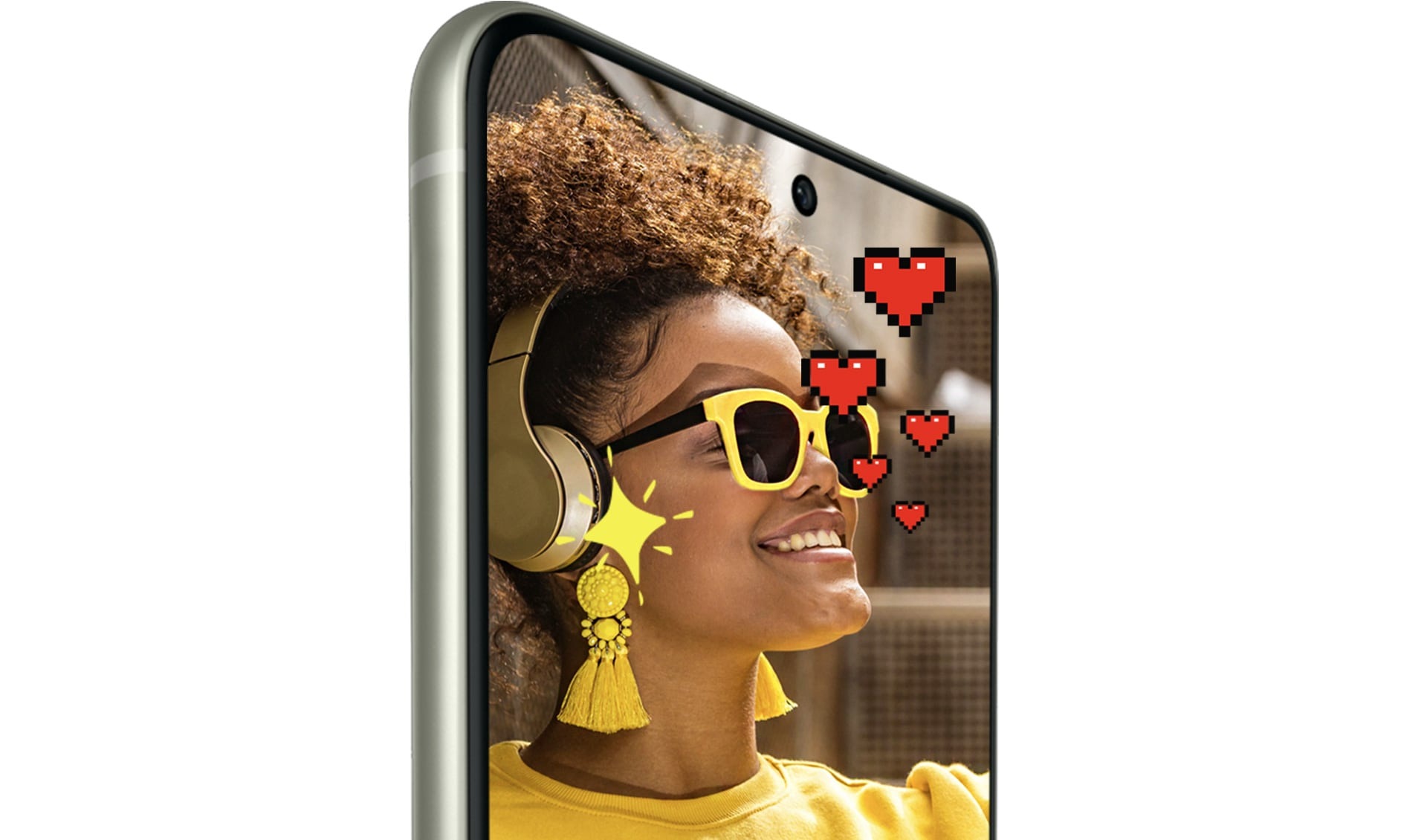 Galaxy S21 FE 5G vu de face et incliné, avec des cœurs et une femme portant des lunettes de soleil sur l’écran.