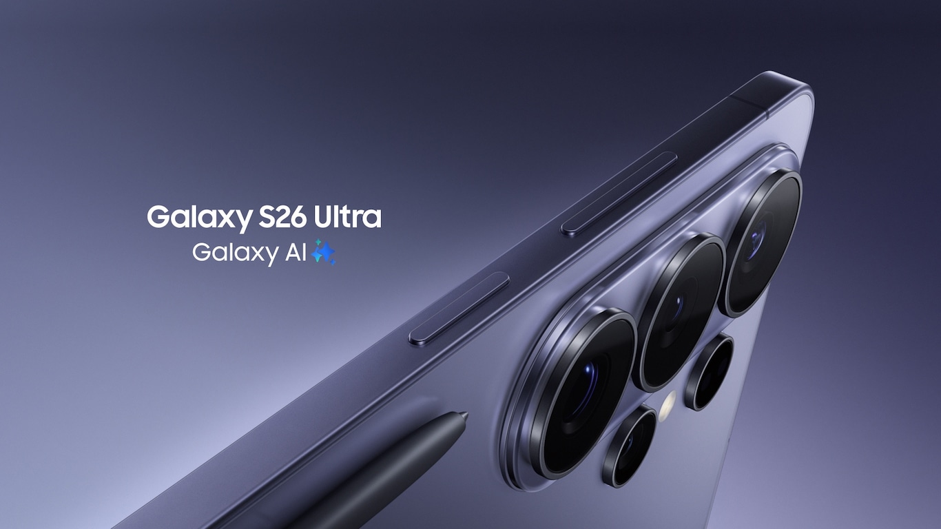 Le Galaxy S26 Ultra Violet cobalt vu de côté. Il tourne, s’arrêtant sur un gros plan du coin du téléphone montrant les objectifs de l’appareil photo. Le S Pen apparaît devant l’appareil. Galaxy AI