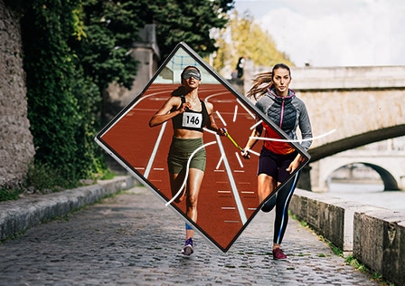 Un chemin de pavés le long d’une rivière avec un pont en pierre en arrière-plan. Un grand Galaxy Z Fold6 est présenté au centre, déplié avec l’écran qui chevauche deux femmes qui courent sur le chemin. L’écran affiche les mêmes femmes portant leur uniforme en compétition lors d’une épreuve d’athlétisme paralympique.