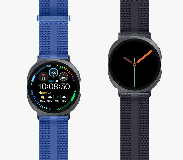 Montres Galaxy Watch8 avec bracelets tressés blancs et bleu pâle.