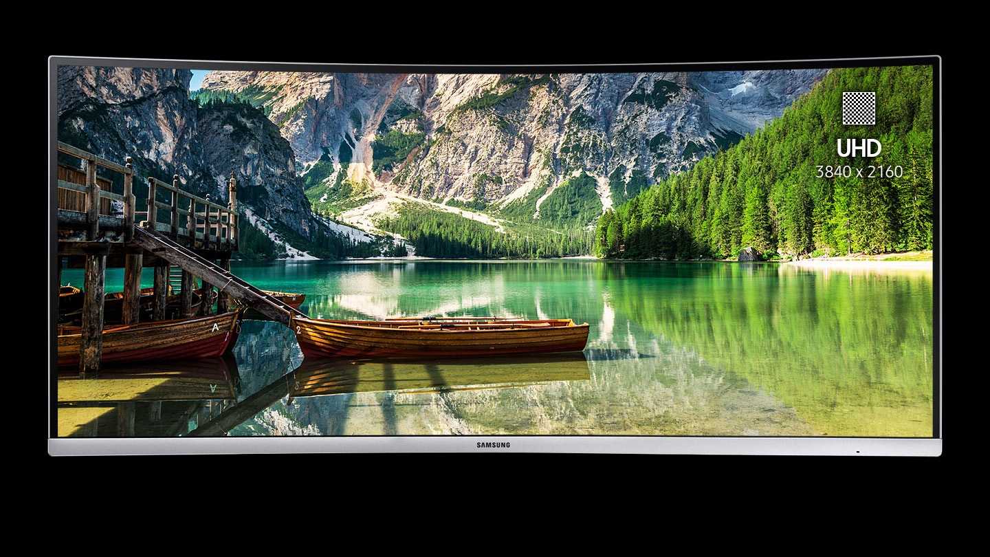L’écran affiche l’image d’un lac. La résolution de l’écran change l’ordre FHD-WQHD-UHD, ce qui permet d’élargir le contenu de l’écran.