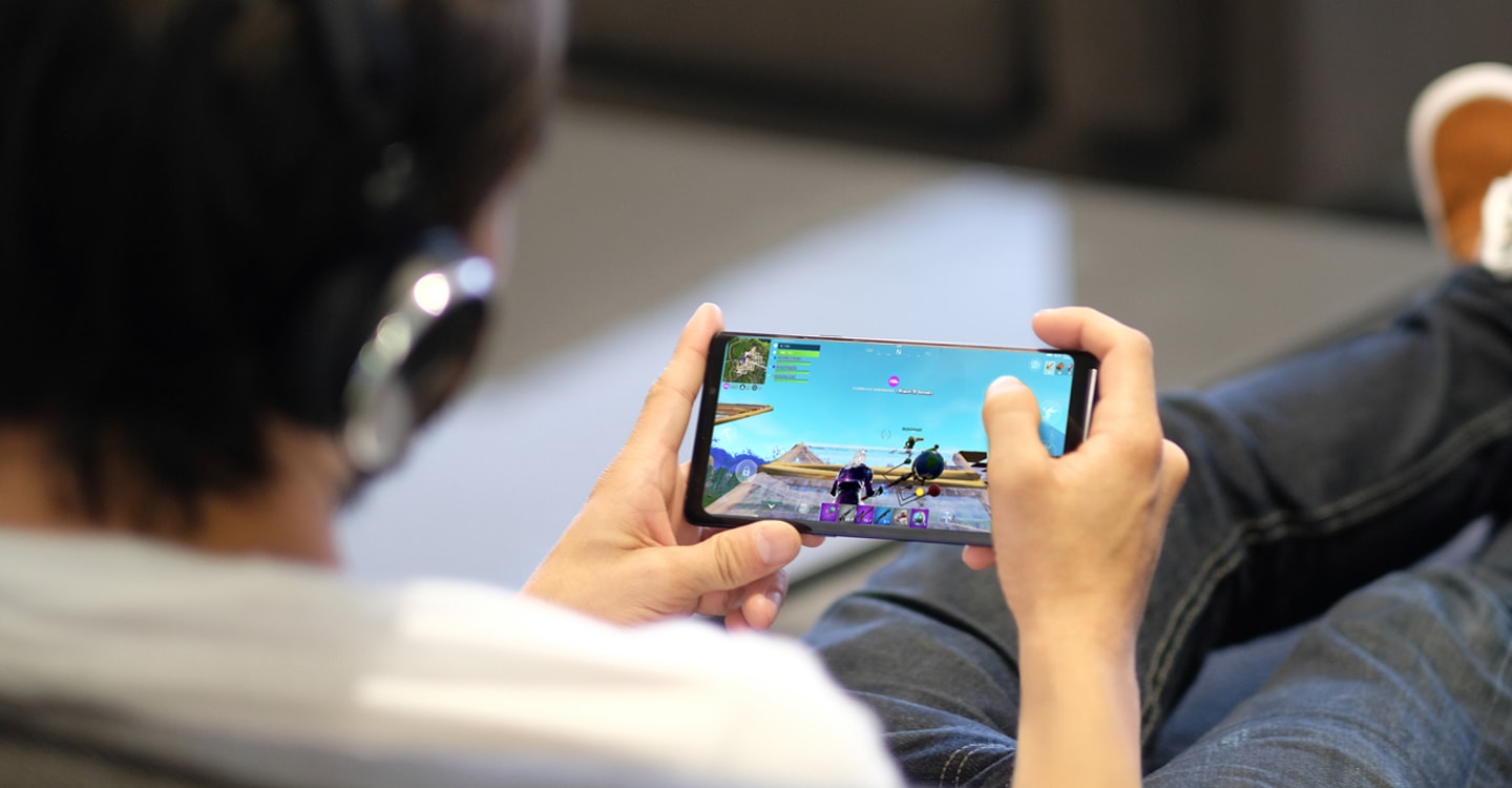 A Fortnite Samsung gamer plays on the Samsung Galaxy Note9