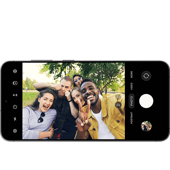 A camera screen showing people taking a selfie together in Wide selfie mode with Bixby’s Galaxy control features.