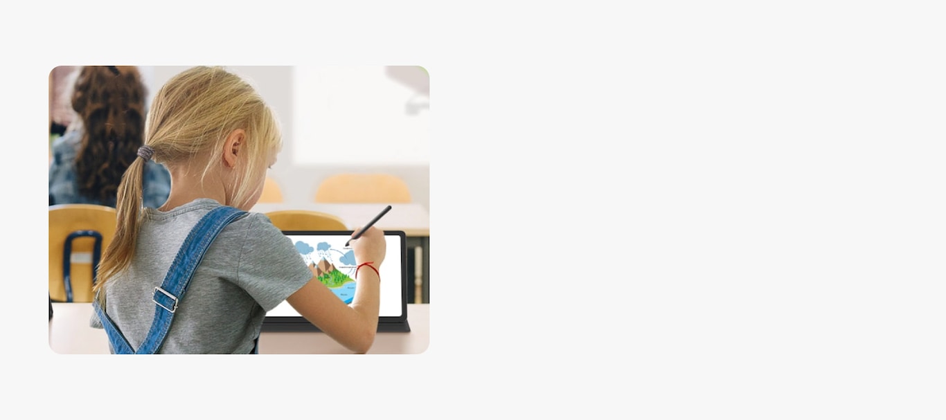 Een afbeelding van een kind dat schrijft op een tablet met een s pen.