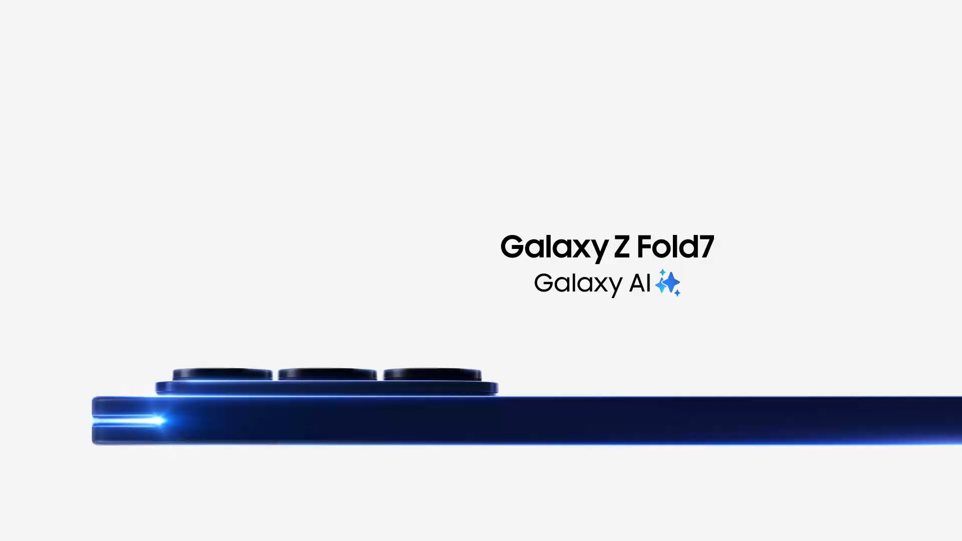 Galaxy Z Fold7 in Blue Shadow. Een lampje licht de zijkant op om de smalle randen te tonen, vervolgens draait de telefoon in een hoek en ontvouwt zich grotendeels om het uitgebreide hoofdscherm te tonen. Galaxy AI