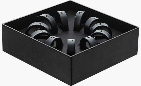 Te zien is een geopende Galaxy Ring Sizing Kit met daarin 11 testringen.