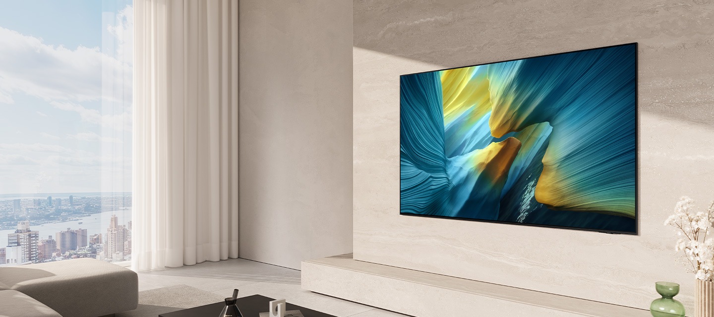 Een grote Samsung OLED TV hangt tegen de muur in een lichte, moderne woonkamer.