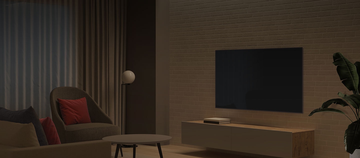 I bakgrunnen vises en stue med TV og lysene slått av.