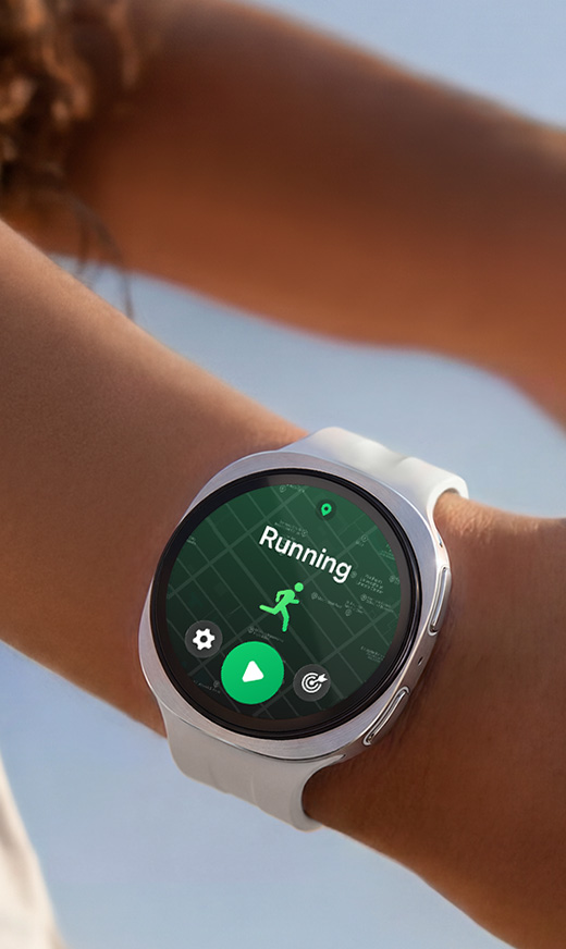 En person med Galaxy Watch9 i Cream med Sport Band i Cream på håndleddet. Et løpstreningsprogram vises på skjermen.