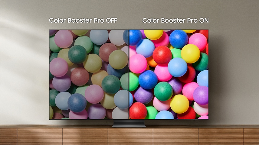 En TV viser en delt skjerm med Color Booster Pro av, som er matt og kjedelig, og Color Booster Pro på, som er levende.