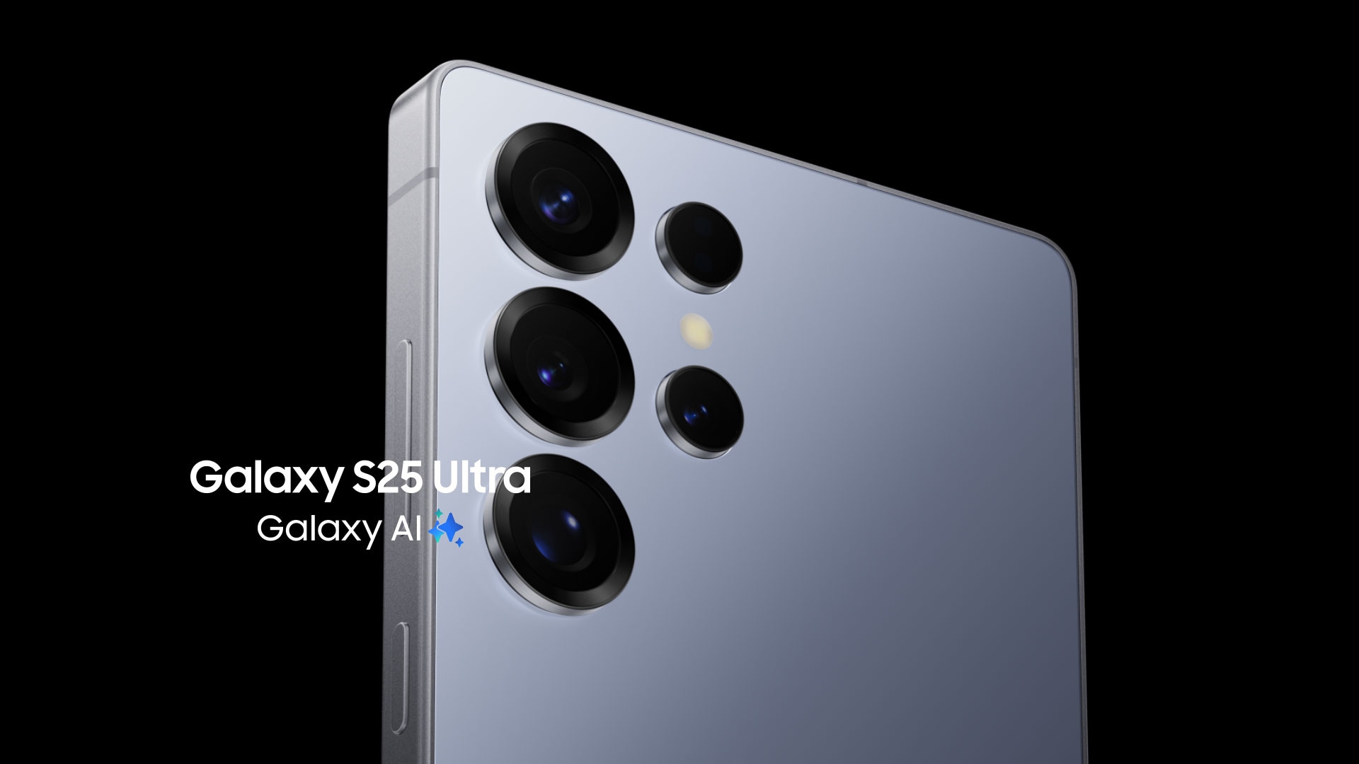 Nærbilde av to Galaxy S25 Ultra-enheter i Titanium Silverblue. Den ene sees bakfra med nærbilde av kameralinsene med en S Pen på toppen. Den andre viser et varsel fra Now Brief med ordene «Get today's highlight» nederst på skjermen. Galaxy AI.