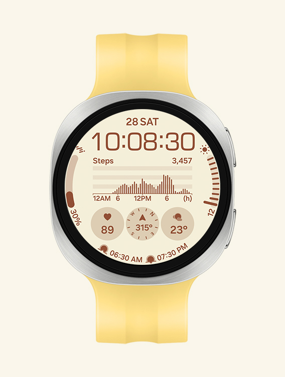 Vista frontal y vista de cerca en ángulo del Galaxy Watch9 con una Sport Band amarilla, mostrando una esfera de reloj con información como fecha, hora, número de pasos, clima, frecuencia cardíaca, brújula, amanecer y atardecer.