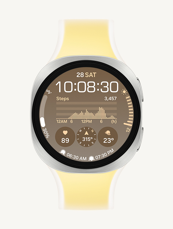 Vista frontal y vista de cerca en ángulo del Galaxy Watch9 con una Misty Band amarilla, mostrando una esfera de reloj con información como fecha, hora, número de pasos, clima, frecuencia cardíaca, brújula, amanecer y atardecer.