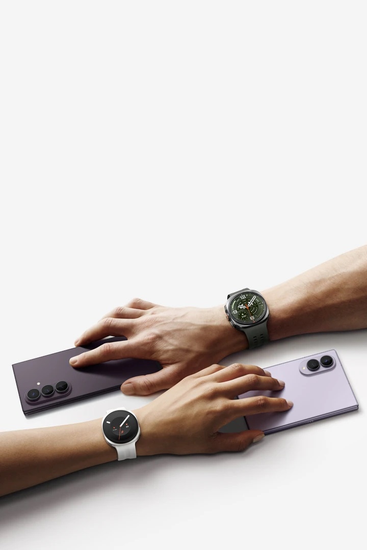 Jedna dłoń spoczywa na Galaxy Z Fold8 Ultra w kolorze ciemnofioletowym, z ekranem skierowanym w dół. Na nadgarstku znajduje się Galaxy Watch Ultra2 w kolorze tytanowy srebrny. Druga dłoń znajduje się na Galaxy Z Fold8 w kolorze jasnofioletowym. Na nadgarstku znajduje się Galaxy Watch9 w kolorze kremowym.