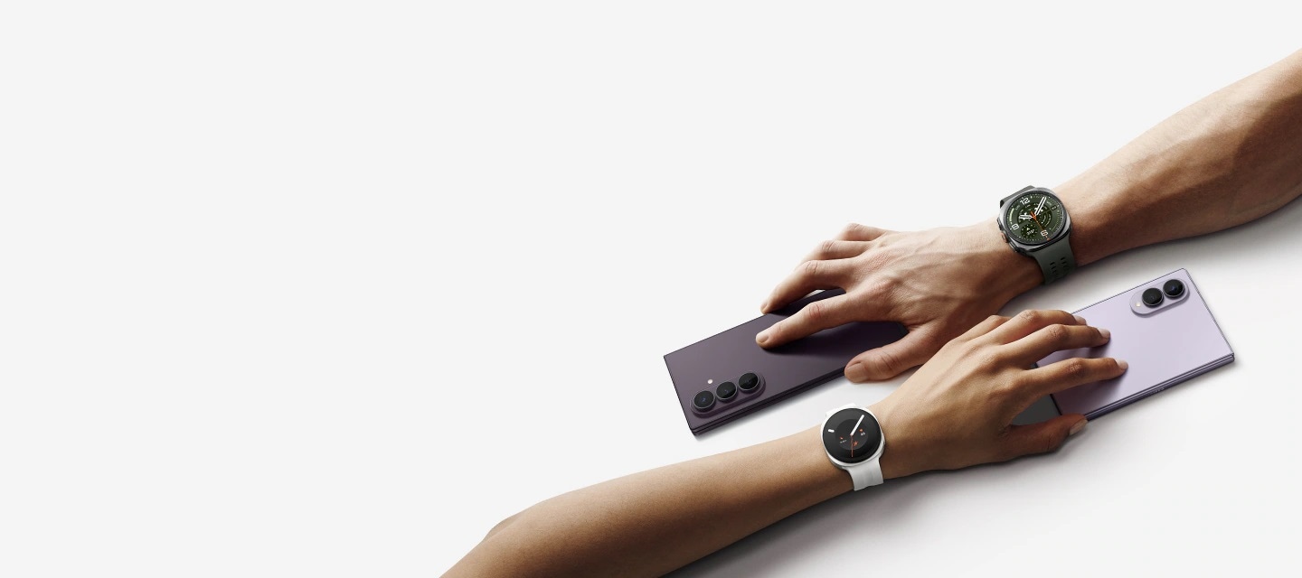 Jedna dłoń spoczywa na Galaxy Z Fold8 Ultra w kolorze ciemnofioletowym, z ekranem skierowanym w dół. Na nadgarstku znajduje się Galaxy Watch Ultra2 w kolorze tytanowy srebrny. Druga dłoń znajduje się na Galaxy Z Fold8 w kolorze jasnofioletowym. Na nadgarstku znajduje się Galaxy Watch9 w kolorze kremowym.