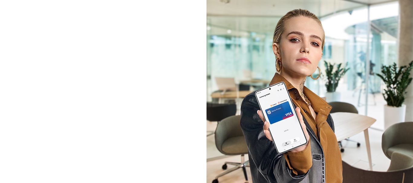 Kobieta ze smartfonem Samsung Galaxy. Na ekranie smartfona widoczna jest aplikacja banku z dodaną kartą Visa.