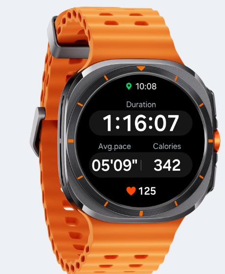 Galaxy Watch Ultra wyświetlający ekran śledzenia treningu z pokazanym czasem trwania, średnim tempem, spalonymi kaloriami i biciem serca.