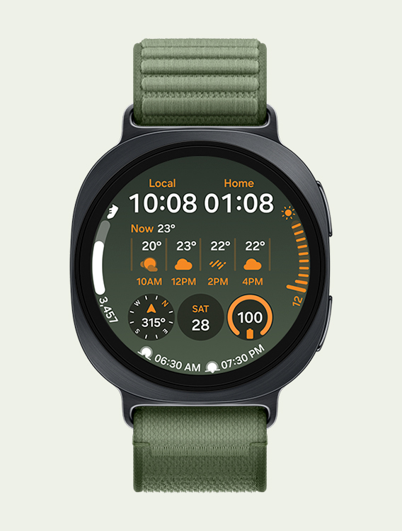Widok z przodu i zbliżenie pod kątem na Galaxy Watch9 z paskiem Fabric Band w kolorze oliwkowym, wyświetlające tarczę smartwatcha z takimi informacjami, jak czas lokalny i domowy, pogoda, liczba kroków, kompas, data, procent naładowania baterii, wschód i zachód słońca.