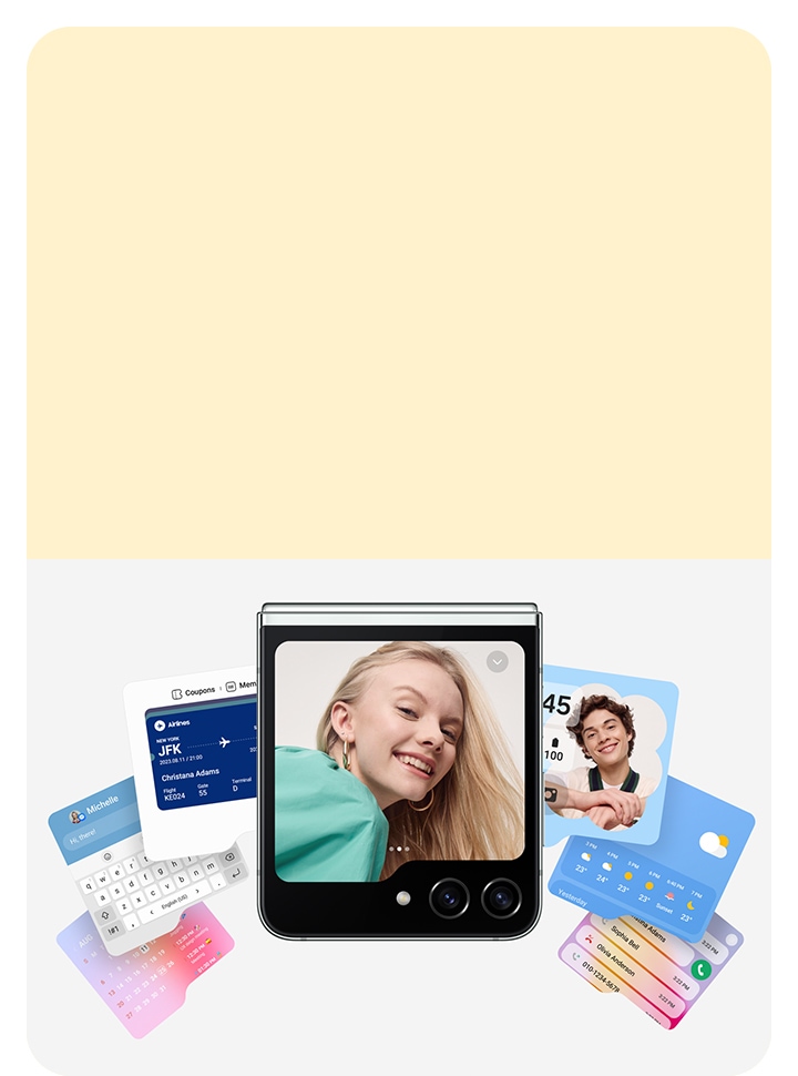تظهر صورة هاتف Galaxy Z Flip5 في المنتصف وعلى الشاشة صورة سيلفي لسيدة تبتسم. وتُعرض كذلك ست شاشات لجهاز Flip، حيث يظهر فيها سجل مكالمات، وواجهة رسائل، وحجز رحلات جوية، وشاشة رئيسية، وتقرير الأحوال الجوية.