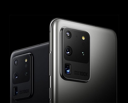 هاتفان طراز Galaxy S20 Ultra؛ يظهر أحدهما باللون الأسود والآخر بالرمادي، وكلاهما معروض من الجهة الخلفية بزاوية ثلاثة أرباع