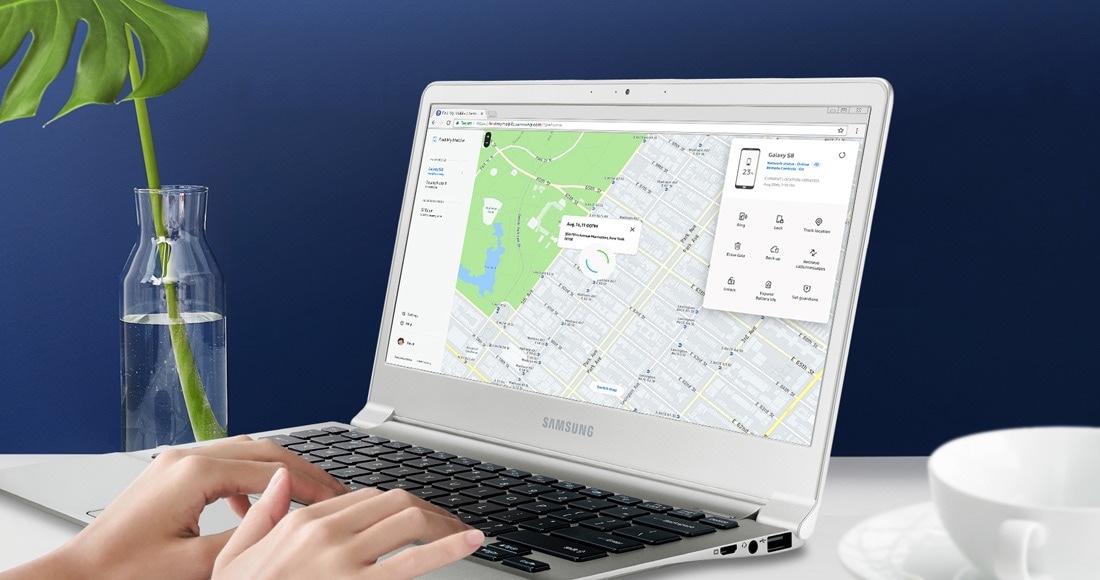 كمبيوتر محمول موضوع على مكتب بجوار فنجان شاي، ومعروض على الشاشة واجهة Find My Mobile PC. وتعرض الشاشة موقع الجهاز لشرح الكيفية التي يمكنك العثور بها على هاتفك في حال فقدانه أو سرقته، أو التحكم في الوصول إلى بياناتك